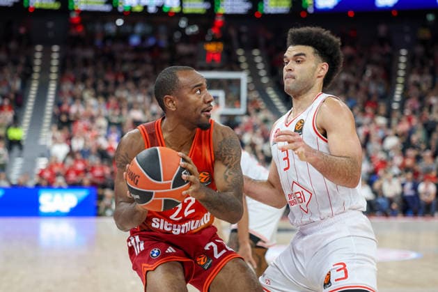 Isiaha Mike (FC Bayern Basketball, 22) mit Elijah Bryant (Hapoel IBI Tel Aviv, 03), GER, FC Bayern Basketball vs. Hapoel Tel Aviv, Basketball, Euroleague, 18. Spieltag, Saison 2025 2026, 23.12.2025, GER, FC Bayern Basketball vs. Hapoel Tel Aviv, Basketball, Euroleague, 18. Spieltag, Saison 2025 2026, 23.12.2025 Muenchen Copyright: xEibner-Pressefoto JennixMaulx EP_JML