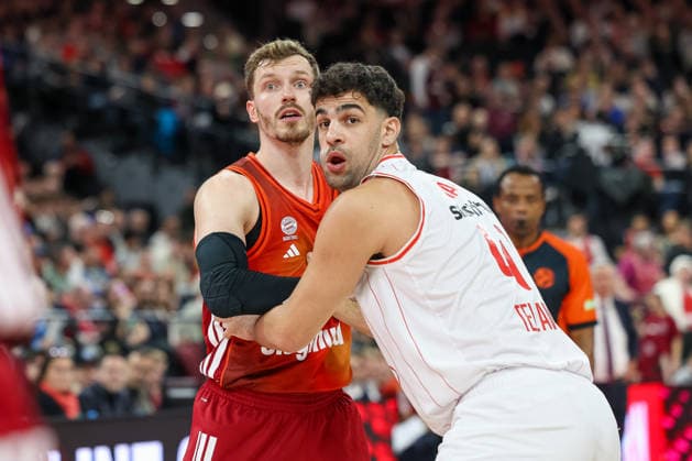 Andreas Obst (FC Bayern Basketball, 13) mit Tomer Ginat (Hapoel IBI Tel Aviv, 41), GER, FC Bayern Basketball vs. Hapoel Tel Aviv, Basketball, Euroleague, 18. Spieltag, Saison 2025 2026, 23.12.2025, GER, FC Bayern Basketball vs. Hapoel Tel Aviv, Basketball, Euroleague, 18. Spieltag, Saison 2025 2026, 23.12.2025 Muenchen Copyright: xEibner-Pressefoto JennixMaulx EP_JML