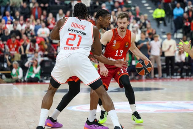 Andreas Obst (FC Bayern Basketball, 13) mit Ball mit Tai Odiase (Hapoel IBI Tel Aviv, 21) und David McCormack (FC Bayern Basketball, 33), GER, FC Bayern Basketball vs. Hapoel Tel Aviv, Basketball, Euroleague, 18. Spieltag, Saison 2025 2026, 23.12.2025, GER, FC Bayern Basketball vs. Hapoel Tel Aviv, Basketball, Euroleague, 18. Spieltag, Saison 2025 2026, 23.12.2025 Muenchen Copyright: xEibner-Pressefoto JennixMaulx EP_JML