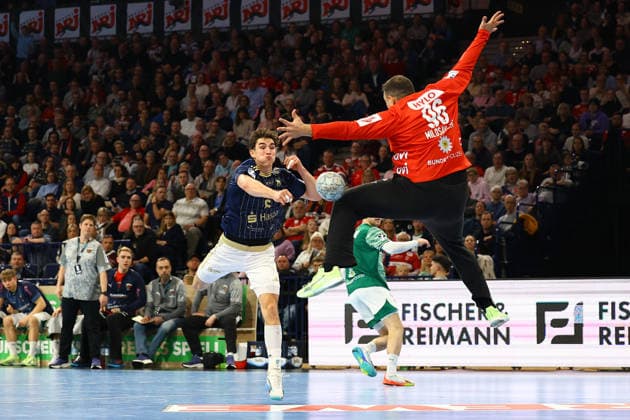 6 Elias Kofler (Handball Verein Hamburg), 96 Dejan Milosavljev (Füchse Berlin) Handball I Herren I Bundesliga (Daikin HBL) I Saison 2025-2026 I 24. Spieltag I Handball Sport Verein Hamburg - Füchse Berlin I 23.12.2025 I Barclays Arena