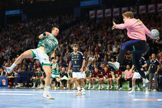 16 Robin Haug (Handball Verein Hamburg), 5 Max Darj (Füchse Berlin) Handball I Herren I Bundesliga (Daikin HBL) I Saison 2025-2026 I 24. Spieltag I Handball Sport Verein Hamburg - Füchse Berlin I 23.12.2025 I Barclays Arena