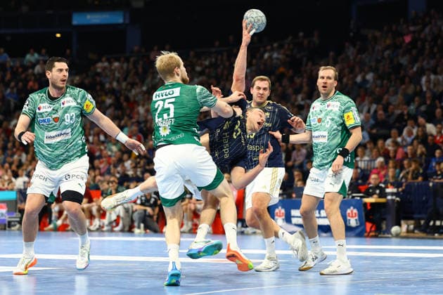 33 Moritz Sauter (Handball Verein Hamburg), 25 Matthes Langhoff (Füchse Berlin) Handball I Herren I Bundesliga (Daikin HBL) I Saison 2025-2026 I 24. Spieltag I Handball Sport Verein Hamburg - Füchse Berlin I 23.12.2025 I Barclays Arena