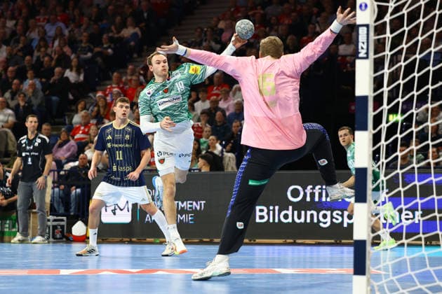16 Robin Haug (Handball Verein Hamburg), 19 Mathias Gidsel (Füchse Berlin) Handball I Herren I Bundesliga (Daikin HBL) I Saison 2025-2026 I 24. Spieltag I Handball Sport Verein Hamburg - Füchse Berlin I 23.12.2025 I Barclays Arena