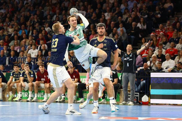 23 Einar Olafsson (Handball Verein Hamburg), 19 Mathias Gidsel (Füchse Berlin) Handball I Herren I Bundesliga (Daikin HBL) I Saison 2025-2026 I 24. Spieltag I Handball Sport Verein Hamburg - Füchse Berlin I 23.12.2025 I Barclays Arena