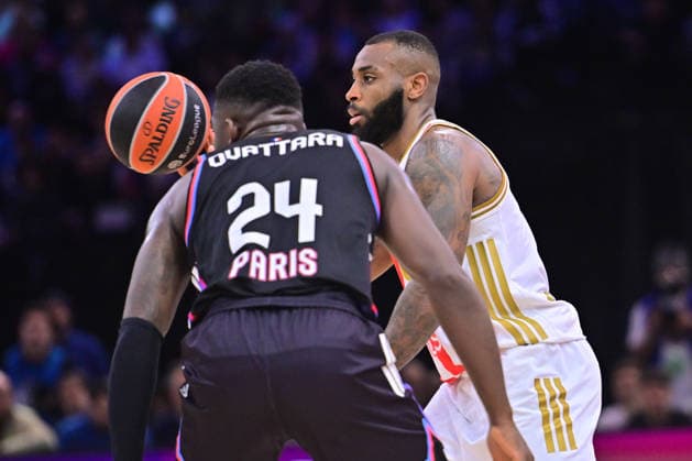 BASKET : Paris Basket vs Etoile Rouge Belgrade - Euroleague - 23 12 2025 YAKUBA OUATTARA ( 24 - Paris Basket ) and CODI MILLER MCINTYRE ( 0 - Crvena Zvezda Meridianbet Belgrade ) during the Euroleague match between Paris Basketball and Crvena Zvezda Meridianbet Belgrade at Accor Arena on December 23, 2025 in Paris, France. ( Photo by Federico Pestellini PSNewz ) - ParisFrance  Copyright: xFedericoxPestellinix