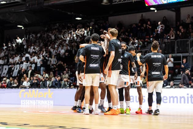 GER, BKT EuroCup, Saison 2025 2026, Niners Chemnitz - Besiktas GAIN Istanbul. 23.12.2025, Messe, Chemnitz, GER, BKT EuroCup, Saison 2025 2026, Niners Chemnitz - Besiktas GAIN Istanbul. Schulterschluss bei den Niners Chemnitz Foto Alexander Trienitz Chemnitz Messe Sachsen Deutschland