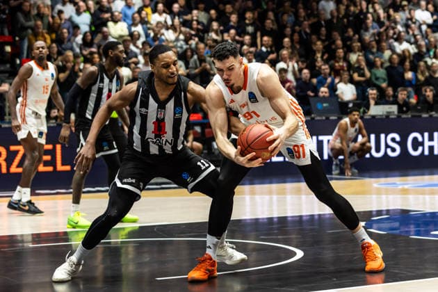 GER, BKT EuroCup, Saison 2025 2026, Niners Chemnitz - Besiktas GAIN Istanbul. 23.12.2025, Messe, Chemnitz, GER, BKT EuroCup, Saison 2025 2026, Niners Chemnitz - Besiktas GAIN Istanbul. Yordan Minchev (Niners Chemnitz, 91), Brynton Lemar (Besiktas GAIN Istanbul 11) Foto Alexander Trienitz Chemnitz Messe Sachsen Deutschland