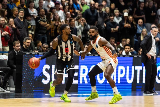 GER, BKT EuroCup, Saison 2025 2026, Niners Chemnitz - Besiktas GAIN Istanbul. 23.12.2025, Messe, Chemnitz, GER, BKT EuroCup, Saison 2025 2026, Niners Chemnitz - Besiktas GAIN Istanbul. Jonah Mathews (Besiktas GAIN Istanbul 0), Corey Davis Jr. (Niners Chemnitz, 5) Foto Alexander Trienitz Chemnitz Messe Sachsen Deutschland