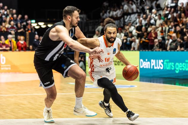 GER, BKT EuroCup, Saison 2025 2026, Niners Chemnitz - Besiktas GAIN Istanbul. 23.12.2025, Messe, Chemnitz, GER, BKT EuroCup, Saison 2025 2026, Niners Chemnitz - Besiktas GAIN Istanbul. Kaza Kajami-Keane (Niners Chemnitz, 10), Ante Zizic (Besiktas GAIN Istanbul 41) Foto Alexander Trienitz Chemnitz Messe Sachsen Deutschland