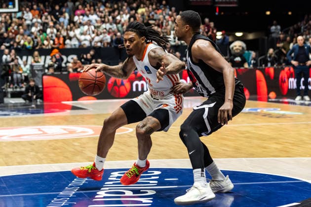GER, BKT EuroCup, Saison 2025 2026, Niners Chemnitz - Besiktas GAIN Istanbul. 23.12.2025, Messe, Chemnitz, GER, BKT EuroCup, Saison 2025 2026, Niners Chemnitz - Besiktas GAIN Istanbul. Nike Sibande (Niners Chemnitz, 2), Brynton Lemar (Besiktas GAIN Istanbul 11) Foto Alexander Trienitz Chemnitz Messe Sachsen Deutschland