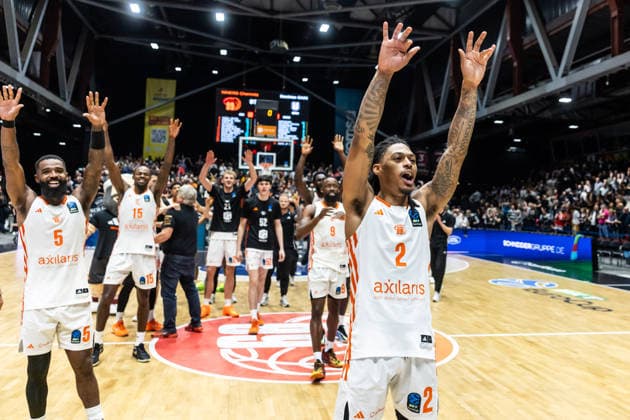 GER, BKT EuroCup, Saison 2025 2026, Niners Chemnitz - Besiktas GAIN Istanbul. 23.12.2025, Messe, Chemnitz, GER, BKT EuroCup, Saison 2025 2026, Niners Chemnitz - Besiktas GAIN Istanbul. Nike Sibande (Niners Chemnitz, 2) jubelt mit dem Team Foto Alexander Trienitz Chemnitz Messe Sachsen Deutschland