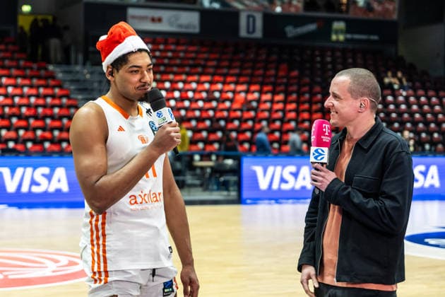 GER, BKT EuroCup, Saison 2025 2026, Niners Chemnitz - Besiktas GAIN Istanbul. 23.12.2025, Messe, Chemnitz, GER, BKT EuroCup, Saison 2025 2026, Niners Chemnitz - Besiktas GAIN Istanbul. Kostja Mushidi (Niners Chemnitz, 11) im Interview mit Benni Zander (Magenta Foto Alexander Trienitz Chemnitz Messe Sachsen Deutschland