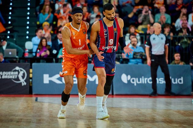 Valencia Basket Vs Kosner Baskonia Vitoria-Gasteiz in Valencia, Spain - 23 Dec 2025 Kameron Taylor of Valencia Basket and Timothe Luwawu-Cabarrot of Kosner Baskonia Vitoria-Gasteiz seen in action during the EuroLeague Basketball regular season gameday 18, between Valencia Basket (ESP) and Kosner Baskonia Vitoria-Gasteiz (ESP) at Roig Arena. Final scores: Valencia Basket 91-81 Kosner Baskonia Valencia Spain Copyright: xDavidxPastorxAndresx xSOPAxImagesx DPASTOR_20251223_13