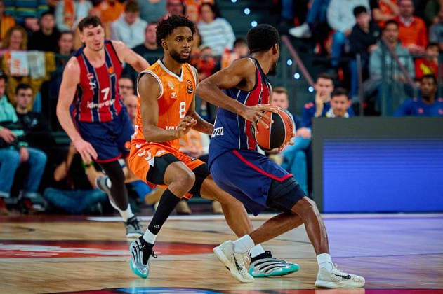 Valencia Basket Vs Kosner Baskonia Vitoria-Gasteiz in Valencia, Spain - 23 Dec 2025 Jean Montero of Valencia Basket seen in action during the EuroLeague Basketball regular season gameday 18, between Valencia Basket (ESP) and Kosner Baskonia Vitoria-Gasteiz (ESP) at Roig Arena. Final scores: Valencia Basket 91-81 Kosner Baskonia Valencia Spain Copyright: xDavidxPastorxAndresx xSOPAxImagesx DPASTOR_20251223_34