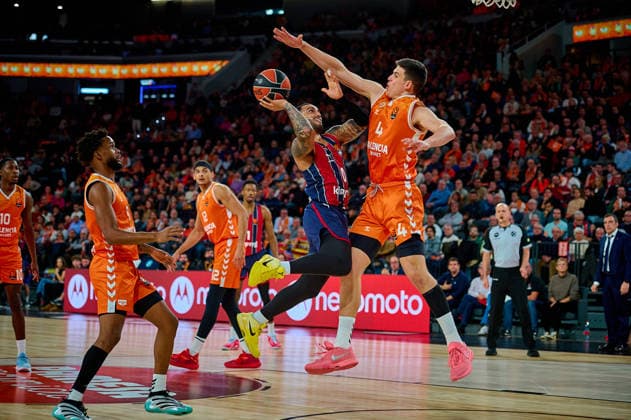 December 23, 2025, Valencia, Spain: Markus Howard of Kosner Baskonia Vitoria-Gasteiz and Jaime Pradilla of Valencia Basket seen in action during the EuroLeague Basketball regular season gameday 18, between Valencia Basket (ESP) and Kosner Baskonia Vitoria-Gasteiz (ESP) at Roig Arena. Final scores: Valencia Basket 91-81 Kosner Baskonia Valencia Spain - ZUMAs197 20251223_aaa_s197_079 Copyright: xDavidxPastorxAndresx