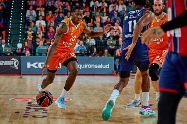 December 23, 2025, Valencia, Spain: Omari Moore of Valencia Basket seen in action during the EuroLeague Basketball regular season gameday 18, between Valencia Basket (ESP) and Kosner Baskonia Vitoria-Gasteiz (ESP) at Roig Arena. Final scores: Valencia Basket 91-81 Kosner Baskonia Valencia Spain - ZUMAs197 20251223_aaa_s197_133 Copyright: xDavidxPastorxAndresx