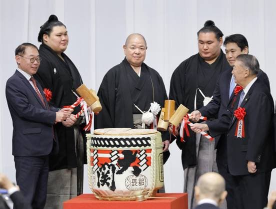 Sport Themen der Woche KW52 Sumo association marks 100th anniversary Japan Sumo Association head Hakkaku (3rd from L) and two grand champions -- Onosato (2nd from L) and Hoshoryu (3rd from R) -- open the cask during a ceremony marking the 100th anniversary of the association s founding at the Ryogoku Kokugikan sumo arena on Dec. 23, 2025. About 800 people attended the ceremony commemorating the establishment of the association s predecessor organization on Dec. 28, 1925.  A14AA0005136220P