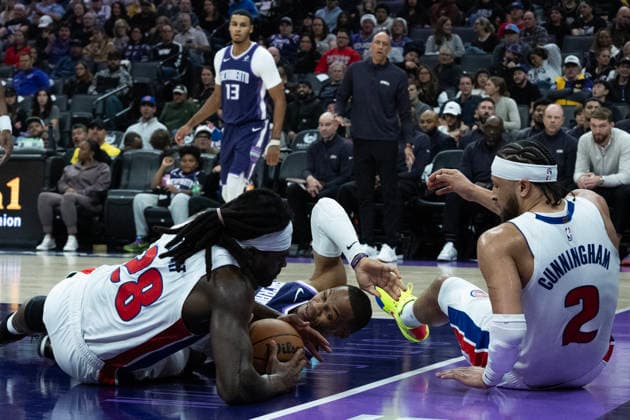 December 23, 2025, Sacramento, Ca, USA: Sacramento Kings guard Russell Westbrook (18) battles for ball with Detroit Pistons forward Isaiah Stewart (28) in the first half during a game at Golden 1 Center on Tuesday, Dec. 23, 2025 in Sacramento. Sacramento USA - ZUMAj89_ 20251223_zaf_j89_012 Copyright: xPaulxKitagakixJr.x