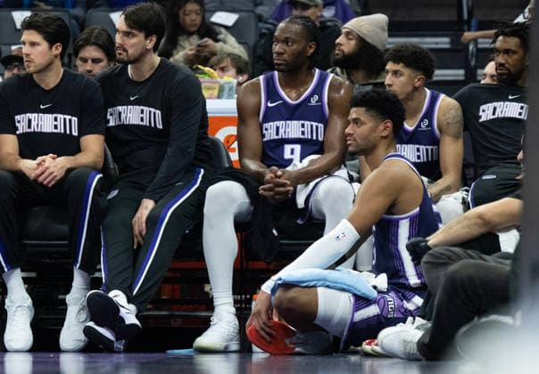 December 23, 2025, Sacramento, Ca, USA: Sacramento Kings center Dylan Cardwell (32) sits on the floor with teammates in the first half during a game at Golden 1 Center on Tuesday, Dec. 23, 2025 in Sacramento. Sacramento USA - ZUMAj89_ 20251223_zaf_j89_001 Copyright: xPaulxKitagakixJr.x