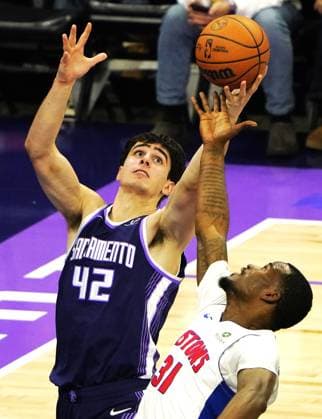 (251224) -- SACRAMENTO, Dec. 24, 2025 -- Maxime Raynaud (L) of Sacramento Kings competes during the 2025-2026 NBA, Basketball Herren, USA regular season match between Detroit Pistons and Sacramento Kings in Sacramento, the United States, on Dec. 23, 2025. ) (SP)U.S.-SACRAMENTO-BASKETBALL-NBA-KINGS VS PISTONS WuxXiaoling 