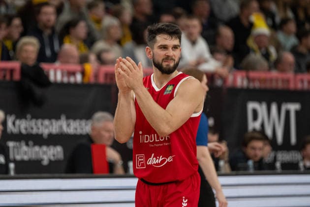Buzz Anthony (Artland Dragons, 09), bedankt sich bei den fans. GER, Tigers Tuebingen vs. Artland Dragons Quakenbrueck, Basketball, Herren, Barmer 2. Basketball Bundesliga, ProA, 14. Spieltag, Spielzeit 2025 2026, 23.12.2025, GER, Tigers Tuebingen vs. Artland Dragons Quakenbrueck, Basketball, Herren, Barmer 2. Basketball Bundesliga, ProA, 14. Spieltag, Spielzeit 2025 2026, 23.12.2025 Tuebingen Copyright: xEibner-Pressefoto WolfgangxFrankx EP_WFK