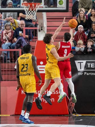 v.li. Melkisedek Moreaux (Tigers Tuebingen 23), Kaya Bayram (Tigers Tuebingen 05) , Buzz Anthony (Artland Dragons, 09) GER, Tigers Tuebingen vs. Artland Dragons Quakenbrueck, Basketball, Herren, Barmer 2. Basketball Bundesliga, ProA, 14. Spieltag, Spielzeit 2025 2026, 23.12.2025, GER, Tigers Tuebingen vs. Artland Dragons Quakenbrueck, Basketball, Herren, Barmer 2. Basketball Bundesliga, ProA, 14. Spieltag, Spielzeit 2025 2026, 23.12.2025 Tuebingen Copyright: xEibner-Pressefoto WolfgangxFrankx EP_WFK
