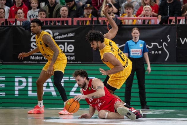 v.li. Ben Burnham (Artland Dragons, 25) am boden, Patrick Emilien (Tigers Tuebingen 15) GER, Tigers Tuebingen vs. Artland Dragons Quakenbrueck, Basketball, Herren, Barmer 2. Basketball Bundesliga, ProA, 14. Spieltag, Spielzeit 2025 2026, 23.12.2025, GER, Tigers Tuebingen vs. Artland Dragons Quakenbrueck, Basketball, Herren, Barmer 2. Basketball Bundesliga, ProA, 14. Spieltag, Spielzeit 2025 2026, 23.12.2025 Tuebingen Copyright: xEibner-Pressefoto WolfgangxFrankx EP_WFK