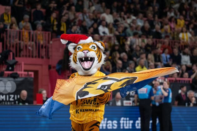 Tigers Tuebingen Maskottchen mit Weihnachtsmuetze. GER, Tigers Tuebingen vs. Artland Dragons Quakenbrueck, Basketball, Herren, Barmer 2. Basketball Bundesliga, ProA, 14. Spieltag, Spielzeit 2025 2026, 23.12.2025, GER, Tigers Tuebingen vs. Artland Dragons Quakenbrueck, Basketball, Herren, Barmer 2. Basketball Bundesliga, ProA, 14. Spieltag, Spielzeit 2025 2026, 23.12.2025 Tuebingen Copyright: xEibner-Pressefoto WolfgangxFrankx EP_WFK
