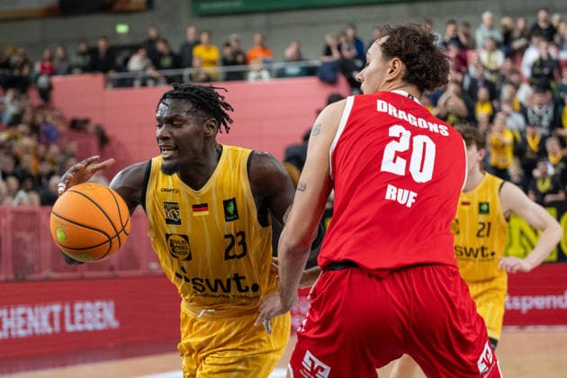 v.li. Melkisedek Moreaux (Tigers Tuebingen 23), Linus Ruf (Artland Dragons, 20) GER, Tigers Tuebingen vs. Artland Dragons Quakenbrueck, Basketball, Herren, Barmer 2. Basketball Bundesliga, ProA, 14. Spieltag, Spielzeit 2025 2026, 23.12.2025, GER, Tigers Tuebingen vs. Artland Dragons Quakenbrueck, Basketball, Herren, Barmer 2. Basketball Bundesliga, ProA, 14. Spieltag, Spielzeit 2025 2026, 23.12.2025 Tuebingen Copyright: xEibner-Pressefoto WolfgangxFrankx EP_WFK