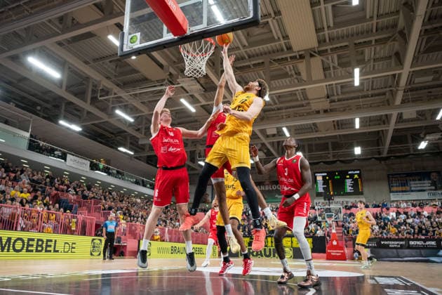 v.li. Fynn Lastring (Artland Dragons, 16), Lukas Milner (Tigers Tuebingen 17), Amir Hinton (Artland Dragons, 03) GER, Tigers Tuebingen vs. Artland Dragons Quakenbrueck, Basketball, Herren, Barmer 2. Basketball Bundesliga, ProA, 14. Spieltag, Spielzeit 2025 2026, 23.12.2025, GER, Tigers Tuebingen vs. Artland Dragons Quakenbrueck, Basketball, Herren, Barmer 2. Basketball Bundesliga, ProA, 14. Spieltag, Spielzeit 2025 2026, 23.12.2025 Tuebingen Copyright: xEibner-Pressefoto WolfgangxFrankx EP_WFK