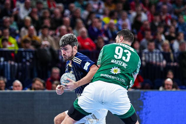 Jacob Lassen (Handball Verein Hamburg, 09), Mijajlo Marsenic (Fuechse Berlin, 93) GER, Handball Sport Verein Hamburg vs. Fuechse Berlin, Handball, 1. Bundesliga, Spieltag 24, Saison 2025 2026, 23.12.2025 GER, Handball Sport Verein Hamburg vs. Fuechse Berlin, Handball, 1. Bundesliga, Spieltag 24, Saison 2025 2026, 23.12.2025 Hamburg Copyright: xEibner-Pressefoto MarcelxvonxFehrnx EP_MFN