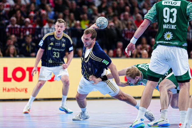 Wurf Tor Niklas Weller (Handball Verein Hamburg, 13) GER, Handball Sport Verein Hamburg vs. Fuechse Berlin, Handball, 1. Bundesliga, Spieltag 24, Saison 2025 2026, 23.12.2025 GER, Handball Sport Verein Hamburg vs. Fuechse Berlin, Handball, 1. Bundesliga, Spieltag 24, Saison 2025 2026, 23.12.2025 Hamburg Copyright: xEibner-Pressefoto MarcelxvonxFehrnx EP_MFN