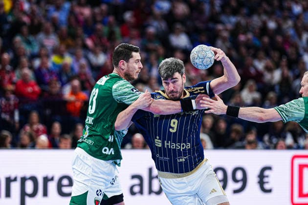 Mijajlo Marsenic (Fuechse Berlin, 93), Jacob Lassen (Handball Verein Hamburg, 09) GER, Handball Sport Verein Hamburg vs. Fuechse Berlin, Handball, 1. Bundesliga, Spieltag 24, Saison 2025 2026, 23.12.2025 GER, Handball Sport Verein Hamburg vs. Fuechse Berlin, Handball, 1. Bundesliga, Spieltag 24, Saison 2025 2026, 23.12.2025 Hamburg Copyright: xEibner-Pressefoto MarcelxvonxFehrnx EP_MFN
