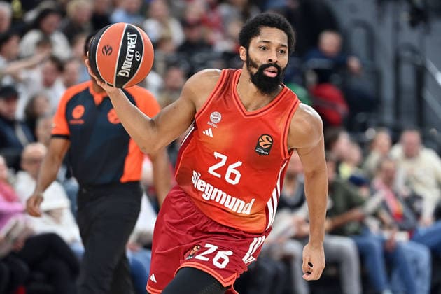 Spencer DINWIDDIE (FCB), Aktion,Einzelbild,angeschnittenes Einzelmotiv,Halbfigur,halbe Figur. Basketball Euro League,Saison 2025 2026, FC Bayern Muenchen-Hapoel Te Aviv 72-82 am 23.12.2025, S A P G A R D EN