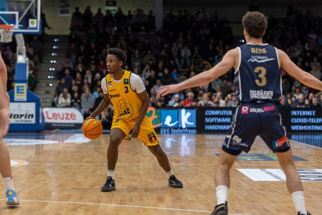 Charles Tyorne Harris Jr. (Bozic Estriche Knights Kirchheim, 03) Jacob David Biss (Eisbaeren Bremerhaven, 03) GER, Bozic Estriche Knights Kirchheim vs. Eisbaeren Bremerhaven, BARMER 2. Basketball Bundesliga, 14. Spieltag, Saison 2025 2026, 23.12.2025 GER, Bozic Estriche Knights Kirchheim vs. Eisbaeren Bremerhaven, BARMER 2. Basketball Bundesliga, 14. Spieltag, Saison 2025 2026, 23.12.2025 Goeppingen Copyright: xEibner-Pressefoto NinaxSanderx EP_NSR
