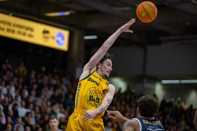 Gian Bahattin Aydinoglu (Bozic Estriche Knights Kirchheim, 04) GER, Bozic Estriche Knights Kirchheim vs. Eisbaeren Bremerhaven, BARMER 2. Basketball Bundesliga, 14. Spieltag, Saison 2025 2026, 23.12.2025 GER, Bozic Estriche Knights Kirchheim vs. Eisbaeren Bremerhaven, BARMER 2. Basketball Bundesliga, 14. Spieltag, Saison 2025 2026, 23.12.2025 Goeppingen Copyright: xEibner-Pressefoto NinaxSanderx EP_NSR