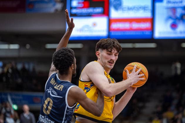 Elijah Jahi Miller (Eisbaeren Bremerhaven, 00) Nicholas Gerard Spinoso (Bozic Estriche Knights Kirchheim, 13) GER, Bozic Estriche Knights Kirchheim vs. Eisbaeren Bremerhaven, BARMER 2. Basketball Bundesliga, 14. Spieltag, Saison 2025 2026, 23.12.2025 GER, Bozic Estriche Knights Kirchheim vs. Eisbaeren Bremerhaven, BARMER 2. Basketball Bundesliga, 14. Spieltag, Saison 2025 2026, 23.12.2025 Goeppingen Copyright: xEibner-Pressefoto NinaxSanderx EP_NSR