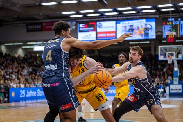 Jordan Samare (Eisbaeren Bremerhaven, 04) Nicholas Gerard Spinoso (Bozic Estriche Knights Kirchheim, 13) Evan Walshe (Eisbaeren Bremerhaven, 77) GER, Bozic Estriche Knights Kirchheim vs. Eisbaeren Bremerhaven, BARMER 2. Basketball Bundesliga, 14. Spieltag, Saison 2025 2026, 23.12.2025 GER, Bozic Estriche Knights Kirchheim vs. Eisbaeren Bremerhaven, BARMER 2. Basketball Bundesliga, 14. Spieltag, Saison 2025 2026, 23.12.2025 Goeppingen Copyright: xEibner-Pressefoto NinaxSanderx EP_NSR