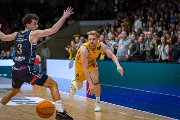 Jacob David Biss (Eisbaeren Bremerhaven, 03) Lucas Mayer (Bozic Estriche Knights Kirchheim, 08) GER, Bozic Estriche Knights Kirchheim vs. Eisbaeren Bremerhaven, BARMER 2. Basketball Bundesliga, 14. Spieltag, Saison 2025 2026, 23.12.2025 GER, Bozic Estriche Knights Kirchheim vs. Eisbaeren Bremerhaven, BARMER 2. Basketball Bundesliga, 14. Spieltag, Saison 2025 2026, 23.12.2025 Goeppingen Copyright: xEibner-Pressefoto NinaxSanderx EP_NSR