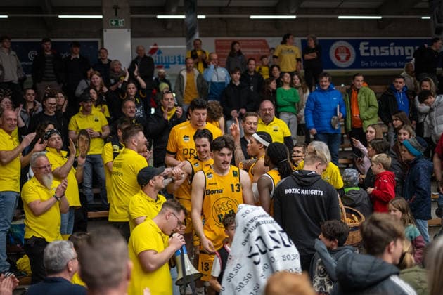 Die Bozic Knights feiern den Sieg mit den Knights Supporters GER, Bozic Estriche Knights Kirchheim vs. Eisbaeren Bremerhaven, BARMER 2. Basketball Bundesliga, 14. Spieltag, Saison 2025 2026, 23.12.2025 GER, Bozic Estriche Knights Kirchheim vs. Eisbaeren Bremerhaven, BARMER 2. Basketball Bundesliga, 14. Spieltag, Saison 2025 2026, 23.12.2025 Goeppingen Copyright: xEibner-Pressefoto NinaxSanderx EP_NSR