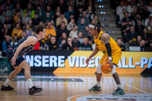 Anton Meyer (Eisbaeren Bremerhaven, 09) Phillip Montreal Russell (Bozic Estriche Knights Kirchheim, 01) GER, Bozic Estriche Knights Kirchheim vs. Eisbaeren Bremerhaven, BARMER 2. Basketball Bundesliga, 14. Spieltag, Saison 2025 2026, 23.12.2025 GER, Bozic Estriche Knights Kirchheim vs. Eisbaeren Bremerhaven, BARMER 2. Basketball Bundesliga, 14. Spieltag, Saison 2025 2026, 23.12.2025 Goeppingen Copyright: xEibner-Pressefoto NinaxSanderx EP_NSR