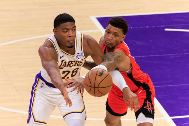 December 25, 2025, Los Angeles, California, USA: Rui Hachimura 28 of the Los Angeles Lakers and Jabari Smith 10 of the Houston Rockets reach for the ball during their regular season NBA, Basketball Herren, USA game on Thursday December 25, 2025 at Crypto.com Arena in Los Angeles, California. ARIANA RUIZ PI Los Angeles USA - ZUMAp124 20251225_zaa_p124_001 Copyright: xArianaxRuizx