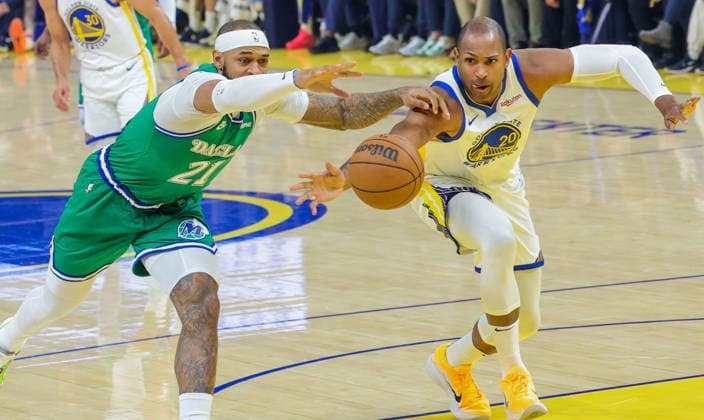 (251226) -- SAN FRANCISCO, Dec. 26, 2025 -- Al Horford (R) of Golden State Warriors vies with Daniel Gafford of Dallas Mavericks during the 2025-2026 NBA, Basketball Herren, USA regular season game between Golden State Warriors and Dallas Mavericks in San Francisco, the United States, Dec. 25, 2025. (Photo by Xinhua) (SP)U.S.-SAN FRANCISCO-BASKETBALL-NBA-WARRIORS VS MAVERICKS ArthurxDong 