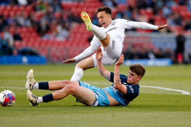 Sport Themen der Woche KW52 ALEAGUE JETS MACARTHUR, Bernardo Oliveira of MacArthur FC is tackled by Max Cooper of the Jets during the A-League Men Round 10 match between the Newcastle Jets and Macarthur FC at McDonald Jones Stadium in Newcastle, Friday, December 26, 2025. ( NO ARCHIVING, EDITORIAL USE ONLY NEWCASTLE NEW SOUTH WALES AUSTRALIA  Copyright: xDARRENxPATEMANx 20251226188932733453