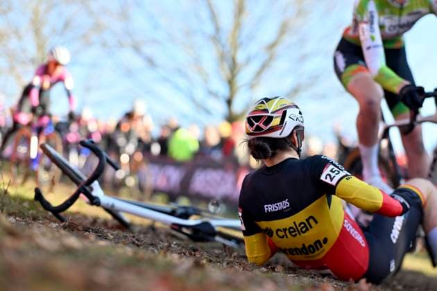 UCI Cyclocross World Cup 2025-2026 Gavere GAVERE, BELGIUM - DECEMBER 26 : crash of Norbert Riberolle Marion (BEL) of Crelan-Corendon during the 7th leg of the Gavere UCI Cyclocross World Cup 2025-2026 a cyclocross race for Women Elite on December 26, 2025 in Gavere, Belgium, 26 12 2025 ( Gavere Belgium  Copyright: xBcex