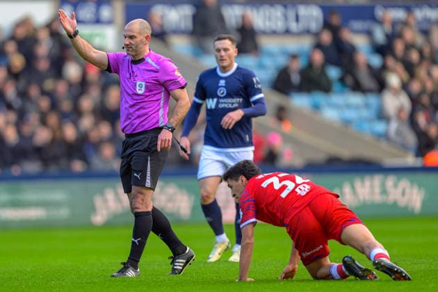 Referee Tim Robinson during the Sky Bet Championship game between Millwall FC vs Ipswich Town at The Den in London , England . (Photo by Keeran Marquis Sports Press Photo SPP) Copyright: xKeeranxMarquis SPPx Sportspressphoto_SPR76852