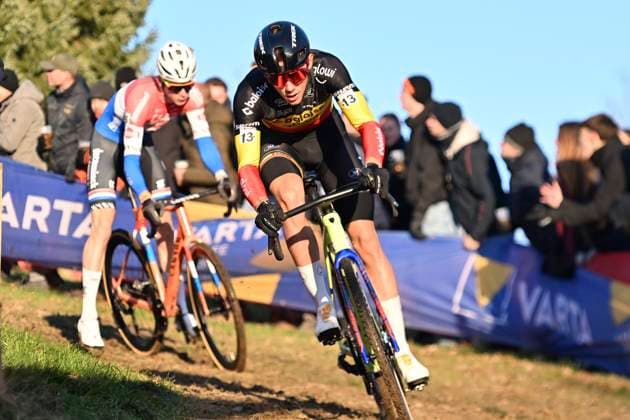 UCI Cyclocross World Cup 2025-2026 Gavere GAVERE, BELGIUM - DECEMBER 26 : Nys Thibau (BEL) of Baloise Glowi Lions, Del Grosso Tibor (NED) of Alpecin-Deceuninck during the 7th leg of the Gavere UCI Cyclocross World Cup 2025-2026 a cyclocross race for Men Elite on December 26, 2025 in Gavere, Belgium, 26 12 2025 ( Gavere Belgium  Copyright: xBcex