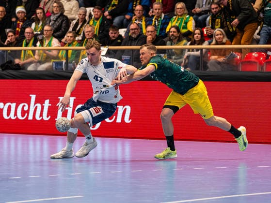 Dustin Kraus (1. VFL Potsdam, 47) im Zweikampf und Dribbling gegen Jan von Boenigk (VfL Eintracht Hagen, 95) VfL Eintracht Hagen vs. 1. VfL Potsdam, Handball, 2. Bundesliga, 17. Spieltag, Saison 2025 2026, 26.12.2025 VfL Eintracht Hagen vs. 1. VfL Potsdam, Handball, 2. Bundesliga, 17. Spieltag, Saison 2025 2026, 26.12.2025 Hagen Copyright: xEibner-Pressefoto DamianxKruczynx EP_DKI
