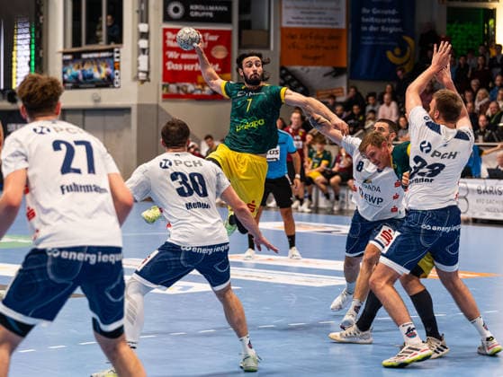 Pouya Norouzi (VfL Eintracht Hagen, 07) beim Torwurf gegen Davide Bulzamini (1. VFL Potsdam, 08) und Tim Niclas Schroeder (1. VFL Potsdam, 33) VfL Eintracht Hagen vs. 1. VfL Potsdam, Handball, 2. Bundesliga, 17. Spieltag, Saison 2025 2026, 26.12.2025 VfL Eintracht Hagen vs. 1. VfL Potsdam, Handball, 2. Bundesliga, 17. Spieltag, Saison 2025 2026, 26.12.2025 Hagen Copyright: xEibner-Pressefoto DamianxKruczynx EP_DKI