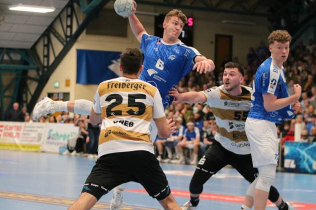 26.12.2025 Handball Herren 2025 2026 2. Handball-Bundesliga 17. Spieltag Dessau-Roßlauer HV 06 - HC Elbflorenz Dresden 2006 Anhalt Arena Dessau Carl-Phillip Haake (Dessau, 7, blau) beim Torwurf. Sebastian Greß (Dresden, 25, weiß-gold) und Timo Löser (Dresden, 55, weiß-gold) können ihn nicht daran hindern. Dessau-Roßlau Sachsen-Anhalt Deutschland